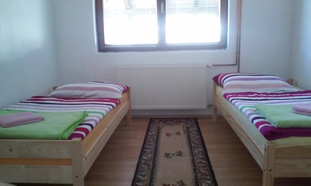 Apartment Laura Gračac Екстериор снимка