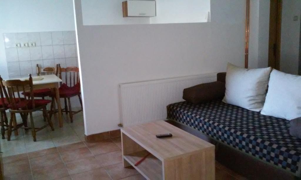 Apartment Laura Gračac Екстериор снимка
